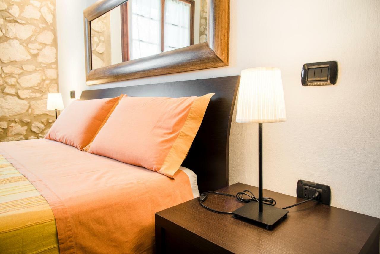 Relais Des Roches Bed and Breakfast Sona Εξωτερικό φωτογραφία
